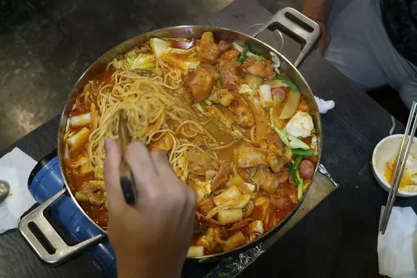 高雄鼓山區=<食>大韓拉麵食堂~百吃不膩就是家庭式韓式料理=