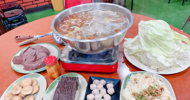 桃園薑母鴨霸主「台灣番鴨牧場」雞油拌飯、麻油麵線都吃到飽。