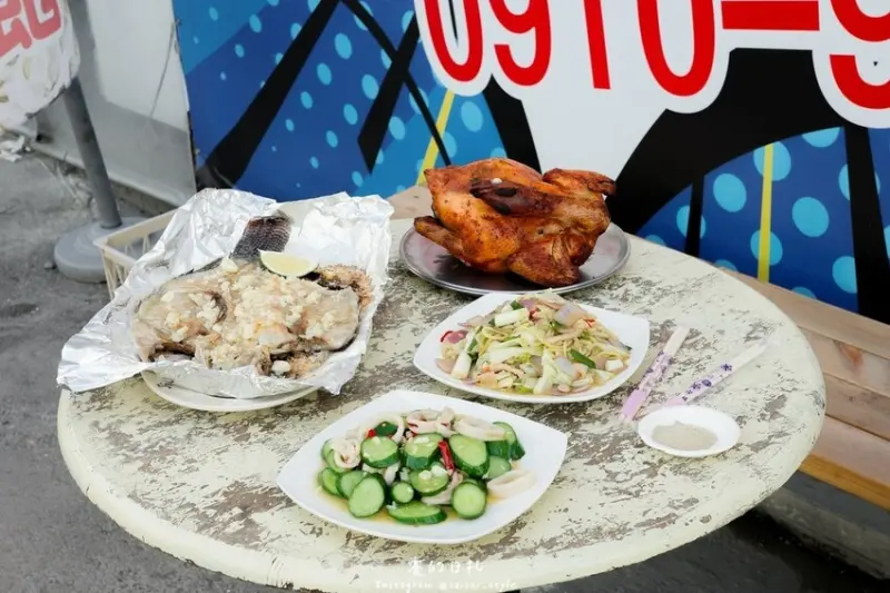 吃雞會社｜台中大里超強烤雞店｜隱藏在大里工業區，一通電話預約，換來最強現烤雞！使用大蒜與茄苳葉的香氣太銷魂｜蒜香胡椒烤魚﹑炒麵也推薦