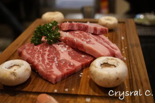 【台北美食推薦】市府站 韓肉舖 松阪豬夠嫩 無骨牛小排夠厚夠多汁 座位寬敞還有好吃小菜推薦！(市政府站 信義區 韓式)