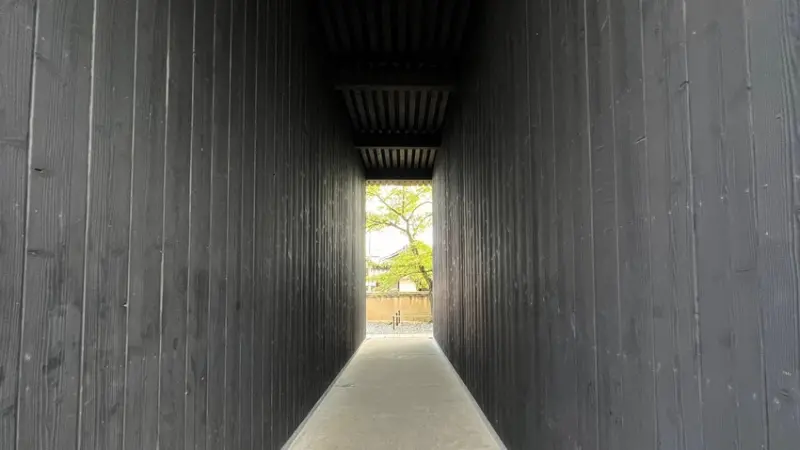 從瀨戶內海直島的一棟百年町家「安藤忠雄博物館」，正式揭開安藤忠雄的建築宇宙。