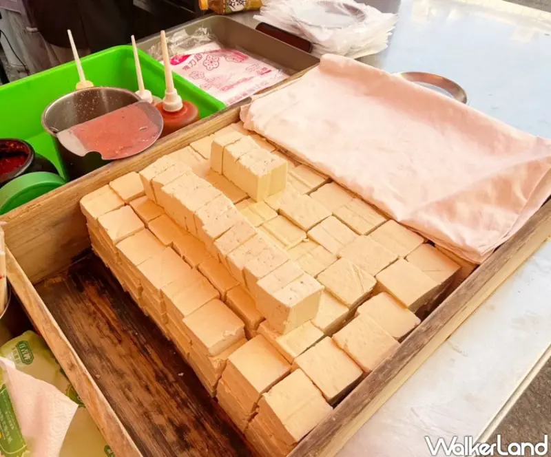 在地人瘋狂的台中臭豆腐！閻記臭豆腐 一週只開3天，60年老字號傳統好滋味。