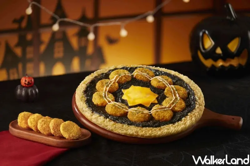 不准跳過萬聖節！必勝客「黑咖哩黃金豬排比薩」黑色比薩起司控必吃。