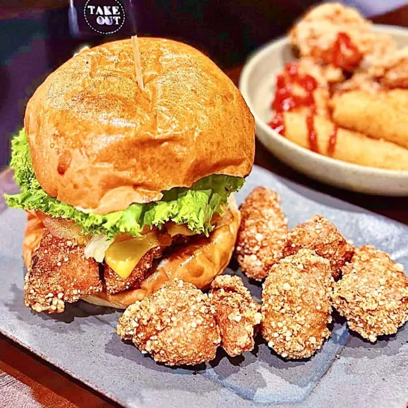 [台北美式]內湖區西湖站「Takeout burger&cafe 內湖店 」浮誇又厚實的純手工手打高cp漢堡/店家用心各式配料全都手工做附餐也是超無敵/酥脆美味的薯條雞塊/附菜單