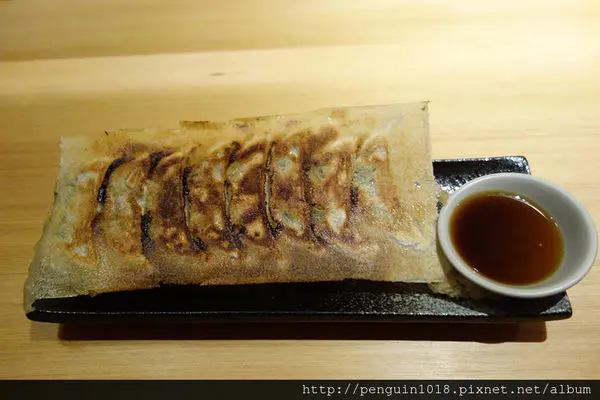 【台中】有喜屋Ukiya日式煎餃；在居酒屋裡面吃有翅膀的日式煎餃，還有超多可愛的招財貓！