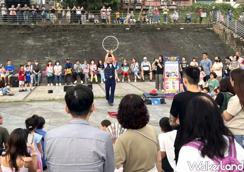 新店碧潭水豚君賣萌！12米高水豚君飄水上免費拍，煙火 市集一次看。