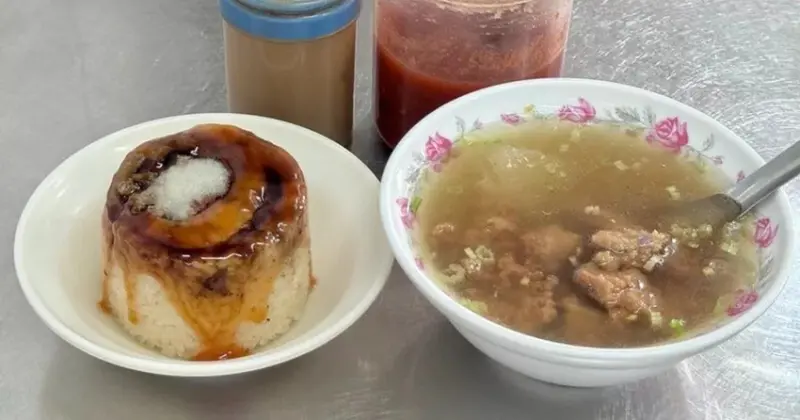 新莊丹鳳站必吃美食！七十年老店 斗南米糕甲，白糯米糕與排骨酥湯絕配。