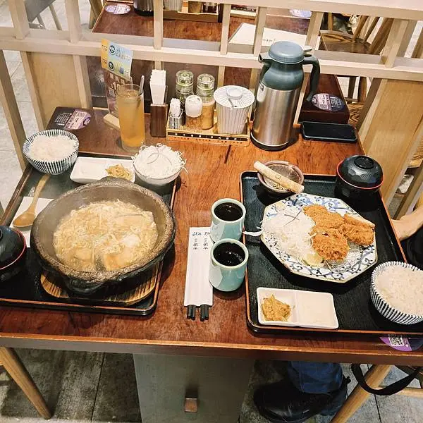 桃園銀座杏子日式豬排統領店~內用高麗菜絲~日式味噌湯~越光米白飯無限量供應~