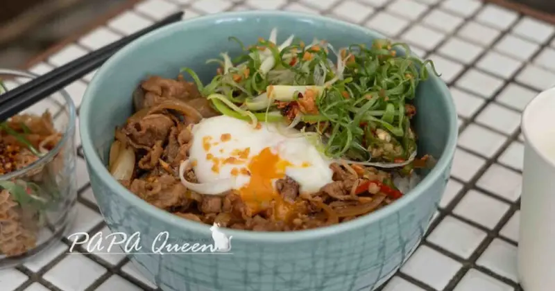 台中深夜美食中午也有了！TAKU牛丼專賣午間開丼新體驗，搭溫泉蛋絕配。