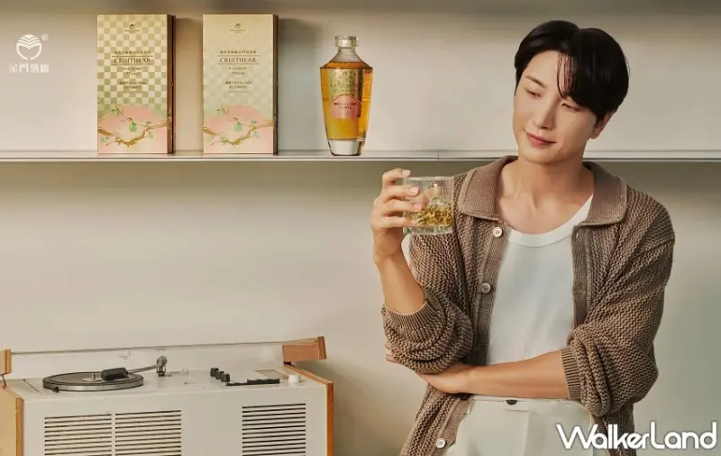 黑松聯手金門酒廠與CHOYA打造「創世者×CHOYA桶陳金門高粱酒」！利特代言限量上市便利商店同步預購。