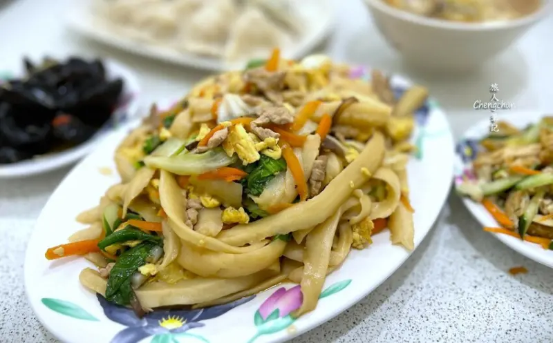 新北中和美食【李家麵館刀削麵】現場削麵超圈粉 !