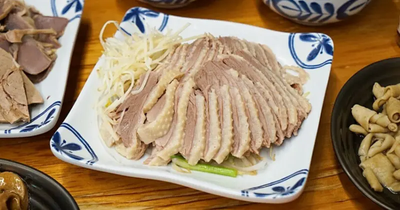 台中人氣鵝肉店！酉金鵝現切無骨鵝肉鮮甜多汁，鵝骨湯免費喝到飽。