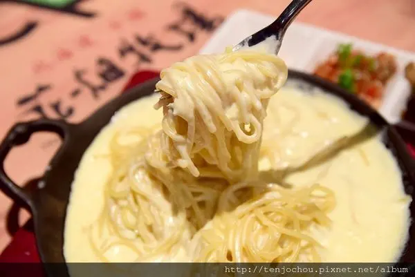 花花，甲飽沒【台北食記】花畑牧場 起司控必吃！冠軍起司三重麵 北海道人氣美食台灣一號店！