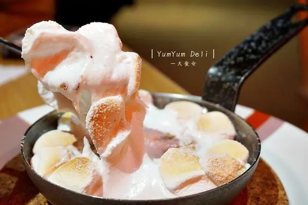 [東區美食] YumYum Deli美式餐廳-東區平價早午餐，下午茶好去處！三明治、法式吐司、歐姆蛋、鐵鍋棉花糖、炸冰淇淋、奶昔，你想得到的邪惡指數破表餐點，這裡通通有！