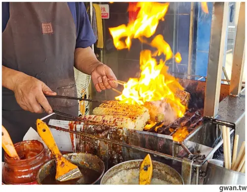 在地人推爆！祖傳60年的老擔現烤玉米，還沒營業就排隊 - 吃關關