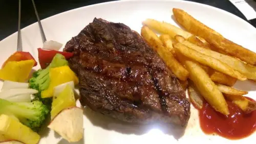 小惡魔炭燒牛排：CP值高│食尚玩家│中和