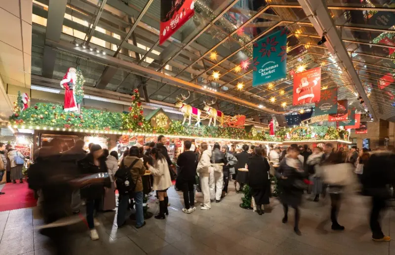 93萬顆燈點亮東京，六本木欅坂大道聖誕市集來了，夢幻燈海、市集、聖誕樹，浪漫氛圍拉滿。