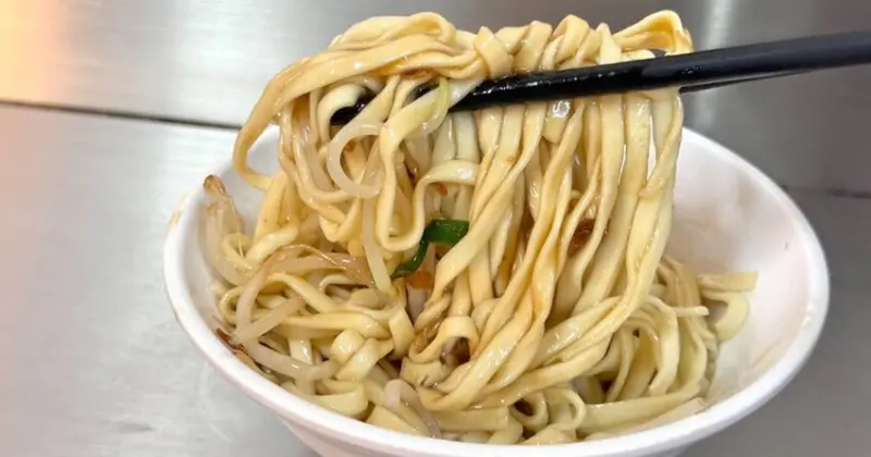 基隆乾麵隱藏版推薦！仁愛市場旁60年古早味麵店，餛飩湯白斬雞必吃。