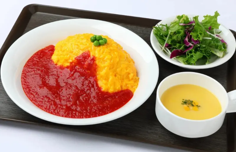 羽田機場新開店！銀座蛋包飯名店進駐羽田機場，飛機造型兒童餐和昭和風汽水可愛又好拍。