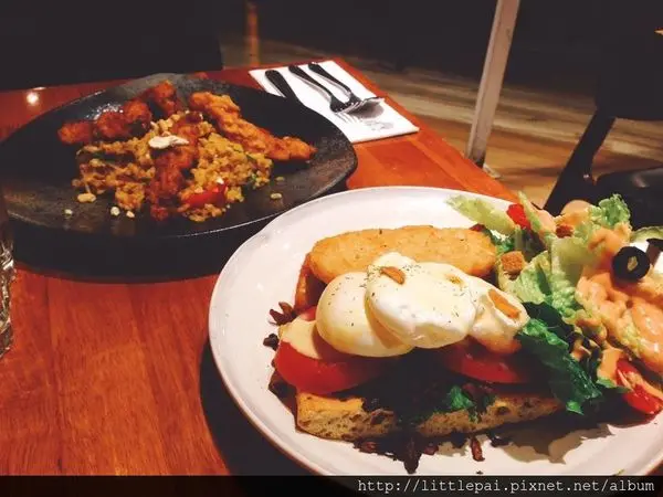 [台中 x 美食] 二樓餐廳Second floor cafe 二訪// 超ㄉㄨㄞ的班尼迪克蛋份量足/泰式香辣黃金雞柳飯小虛但是口味好吃~//又是一個新竹吃不到去台中吃吧!