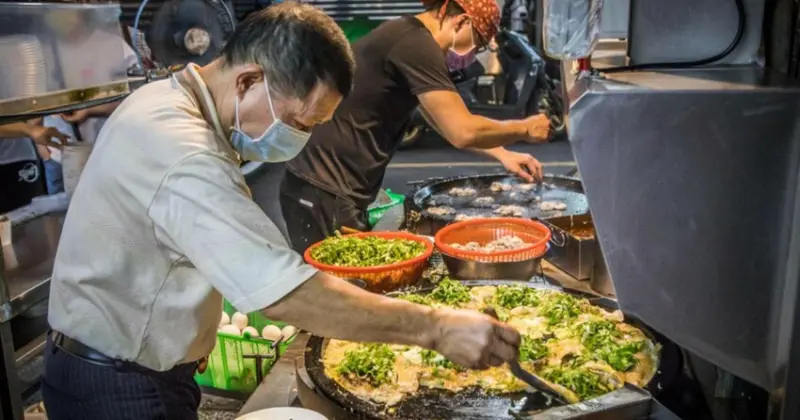 三重三和夜市必吃「蚵四海小吃」！排隊也要吃，料多實在的美味蚵仔煎。