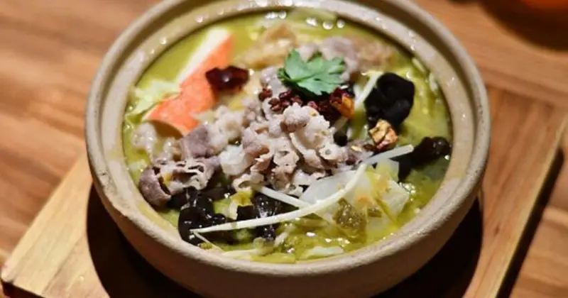 高雄左營砂鍋煲！山城飯桌砂鍋煲道地重慶酸菜魚，一個人也能吃。