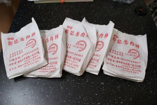 【台南美食】【中西區】鄭記蔥肉餅｜酥香迷人搭上自製醬油就是停不下來的好滋味。        
      