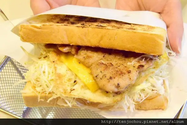 花花，甲飽沒【台北食記】弗列斯Fresh House 24小時營業早餐店 碳烤三明治吐司 現打果汁 東區延吉街