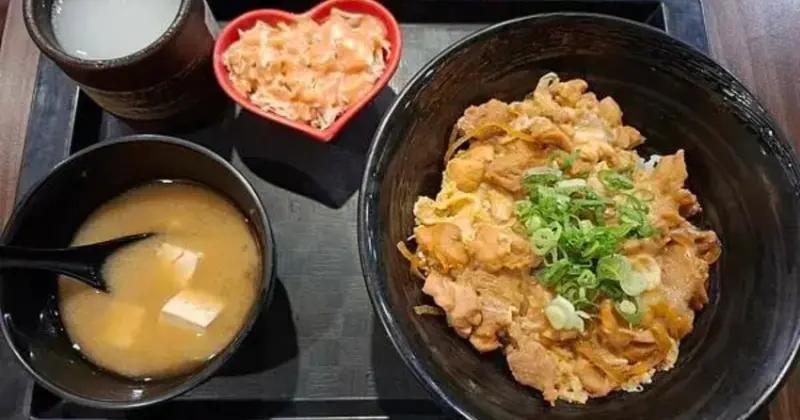 中山站美食「新丼」超高CP值平價丼飯！味噌湯 生菜沙拉 白飯無限續加。