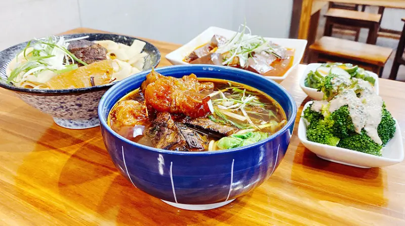 北投牛肉麵推薦│肥滋滋牛肉麵-每日極限100碗，熬煮湯頭六小時起跳，牛肉以高等牛腱前段肉厚切炙燒，小小店面卻呈現星級等級的台灣牛肉麵│北投隱藏版必推牛肉麵