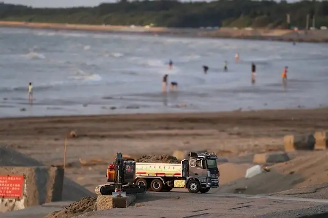新屋濱海林蔭沙洲 (西濱公路) - 遙控挖土機 - 遙控砂石車