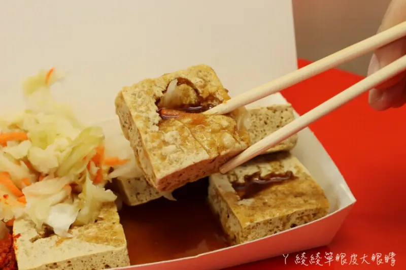 新竹園區附近必吃下午茶及凌晨宵夜美食！這間臭豆腐店只賣兩樣東西！小腸豬血湯料超多