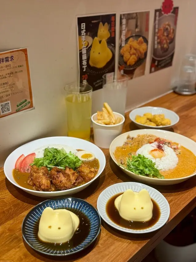 【台北咖哩推薦】笑貓咖哩承德店︱咖哩專門店不止賣咖哩還有超可愛又好玩的笑貓布丁︱台北車站交通、評價