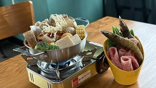 基隆秘境咖啡廳【魔咖啡VIP會館】基隆最高25樓高空景觀咖啡館/拍攝郵輪最佳視角/將山海美景盡收眼底/Google評論5顆星/基隆在地人介紹的私房景點