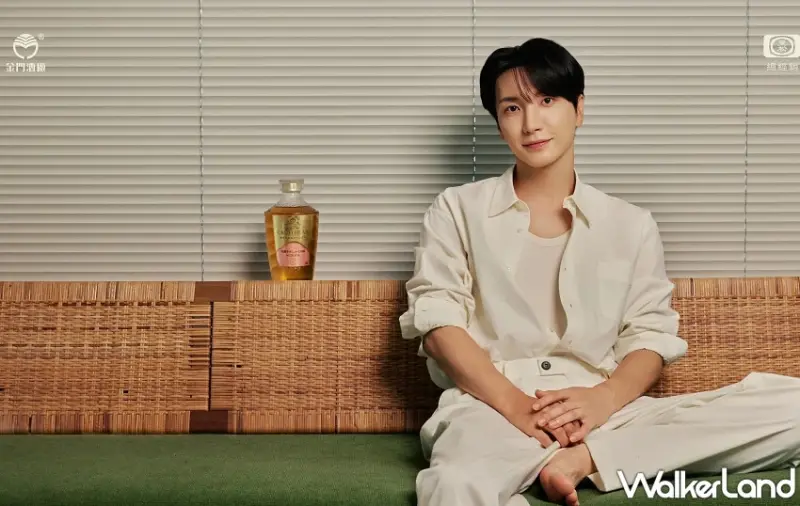 黑松聯手金門酒廠與CHOYA打造「創世者×CHOYA桶陳金門高粱酒」！利特代言限量上市便利商店同步預購。