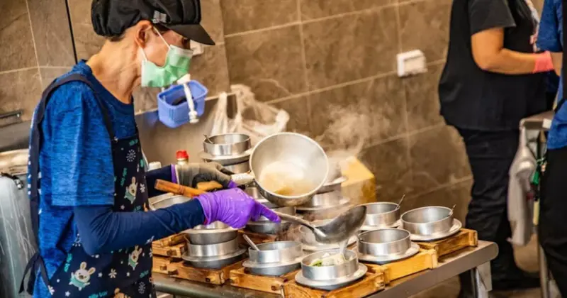 嘉義超夯海鮮粥搬家！珍珍海產粥搬家新店，必點三寶煎魚肚海產粥。