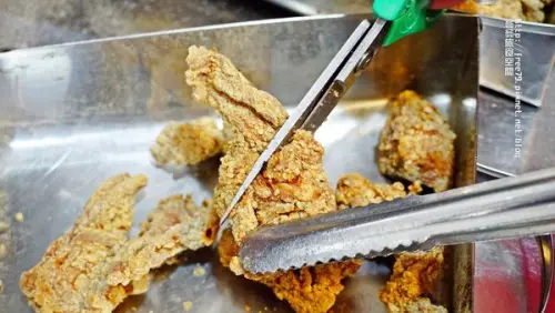 【松山區-美食】獨家四川麻辣醬一路闖到台北襲擊你的味蕾！酥脆三角骨、中藥無骨鹹酥雞！//育達商職//小巨蛋//京華城