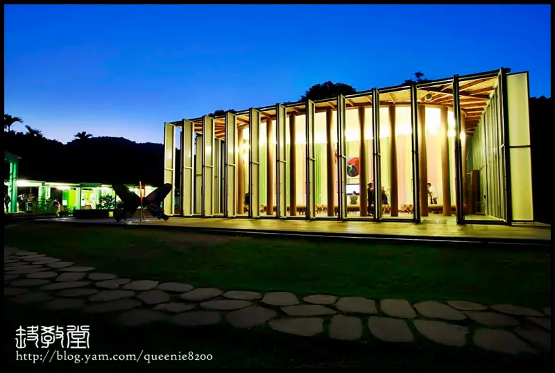 Paper Dome紙教堂。夜晚寧靜的情調