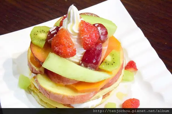 花花，甲飽沒【台北食記】Atts Coffee 九種水果鬆餅絕對必吃 日本店長的手沖咖啡店 板橋江子翠美食推薦 無線網路免費插座下午茶甜點