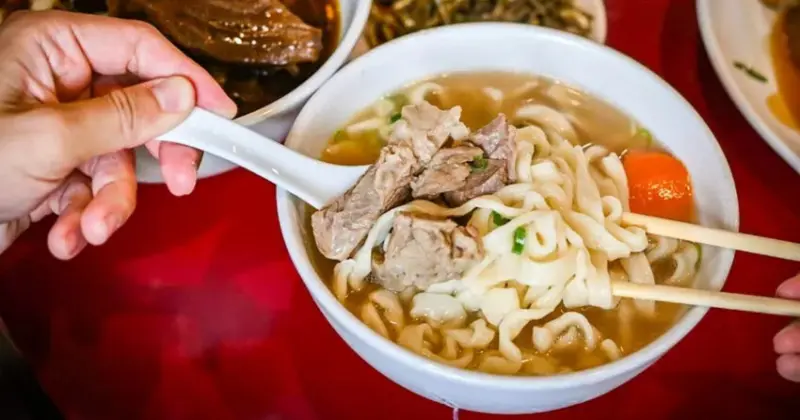 台北牛肉麵推薦！傳說級老宋記真善美牛肉麵140元開吃，必搭滷味小菜。