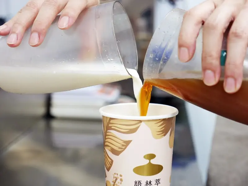 台中飲料店新開幕，得獎台灣茶配上濃郁奶蓋，人氣超高