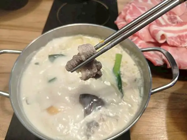 “三重國小捷運站鍋物美食推薦-海牧鍋物”吃飽喝足的海鮮漁夫鍋