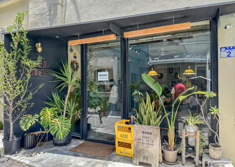 花蓮人氣文青風成康飲食店！50年老屋改造，剝皮辣椒炒手必點。