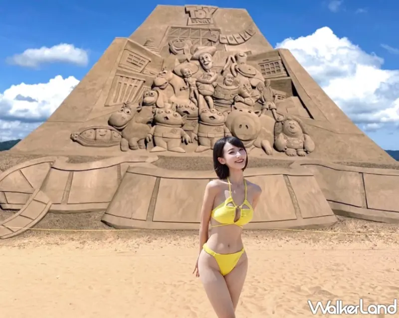 2025福隆沙雕季「迪士尼仲夏歡樂祭」好評延長至10/12！把握中秋與雙十連假最後機會欣賞8公尺高玩具總動員沙雕。