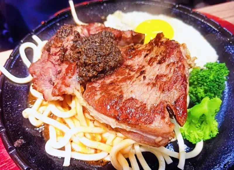 [台北台式]內湖區港墘站「牛一牛厚切牛排-內湖店」新開幕大片厚到超誇張的超划算平價牛排/內用還有滿滿料的牛肉羅宋湯/雞肉飯爆米花烤土司冰淇淋飲料吧/吃好吃滿吃爽/附菜單