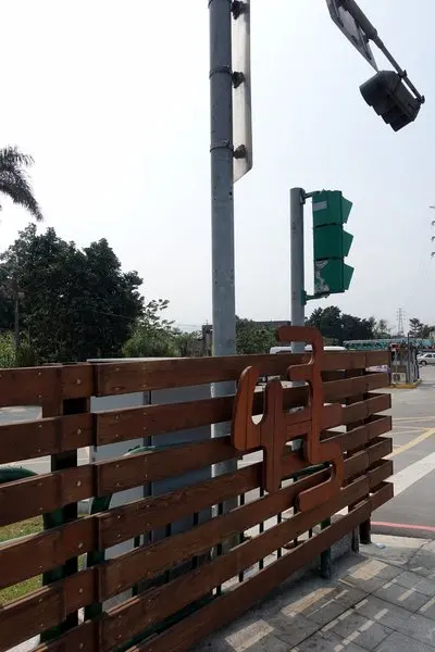 (胖樺遊記)新北市闔家大小遊憩好去處「板橋435藝文特區」。沙地/玩具博物館/彩繪/展覽/音樂會/草地/溜小孩/溜寵物/中正紀念堂        
      