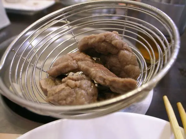 台北萬隆 阿輝牛肉城全牛精燉涮涮鍋 - 涮牛肉很好吃還有牛雜跟牛肉蝦丸，文山萬隆火鍋美食