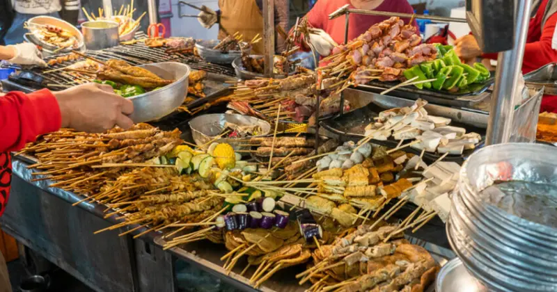 高雄六合夜市宵夜！平價炭烤老攤 烤肉之家必吃推薦，炭火秘醬香氣十足