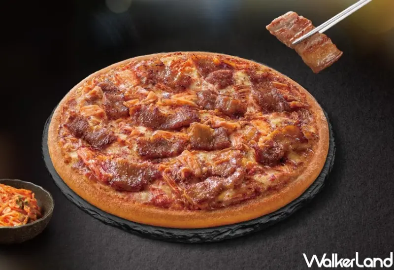 必勝客解職員工是這兩位！必勝客海鮮比薩 韓式泡菜燒肉比薩升級開賣。