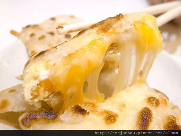 花花，甲飽沒【台北食記】味鼎蛋餅 50年老店！香酥起司蛋餅拔絲好好吃！